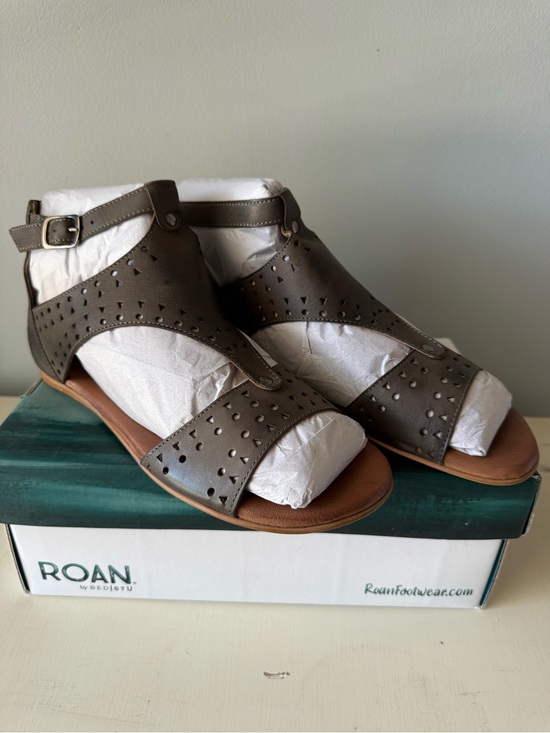 ROAN Shoes - Roan by Bed Stu Kit Cutout Sandals • NWT • Women’s 8
